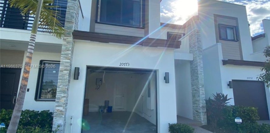 Adosado en Miami, Florida 3 dormitorios, 158.31 m2 № 2049580