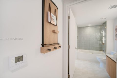 Condominio en venta en Miami, Florida, 1 dormitorio, 46.92 m2 № 2057687 - foto 18