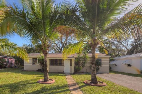 Casa en North Miami, Florida 5 dormitorios, 141.12 m2 № 2039807