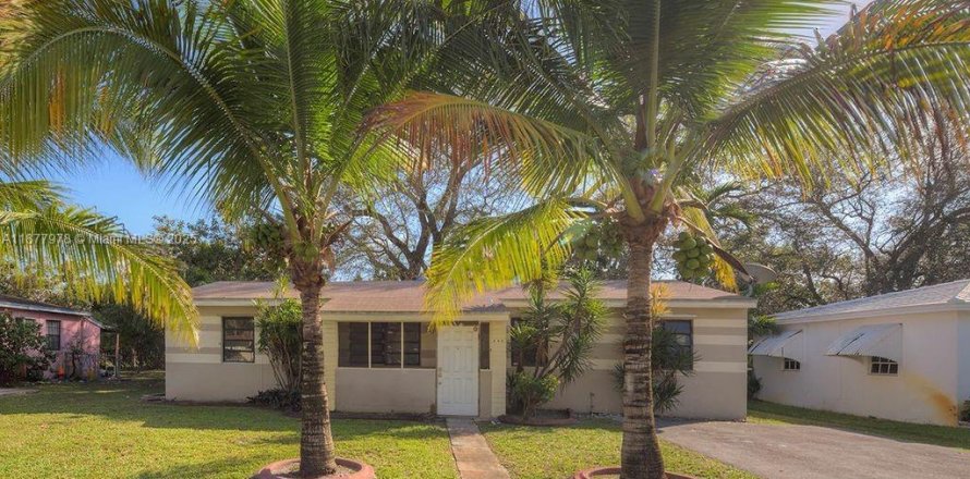Casa en North Miami, Florida 5 dormitorios, 141.12 m2 № 2039807