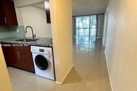Condo in Miami, Florida, 1 bedroom № 2058116 - photo 4