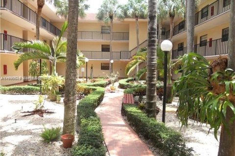 Condo in Miami, Florida, 1 bedroom № 2058116 - photo 3