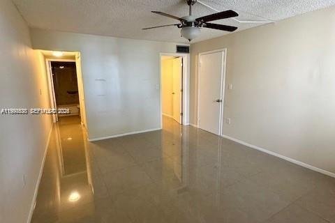 Condo in Miami, Florida, 1 bedroom № 2058116 - photo 8