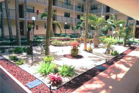 Condo in Miami, Florida, 1 bedroom № 2058116 - photo 2