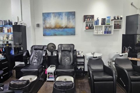 Commercial property in Miami, Florida № 2077054 - photo 7