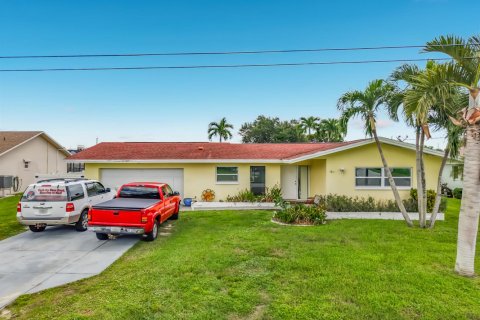House in Cape Coral, Florida 3 bedrooms, 138.24 sq.m. № 2387211 - photo 16