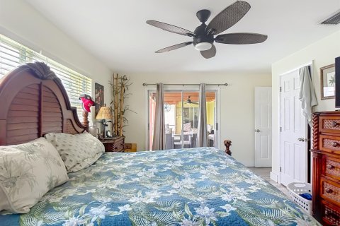 House in Cape Coral, Florida 3 bedrooms, 138.24 sq.m. № 2387211 - photo 23