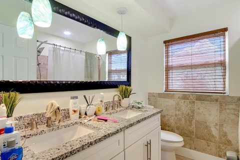 House in Cape Coral, Florida 3 bedrooms, 138.24 sq.m. № 2387211 - photo 29