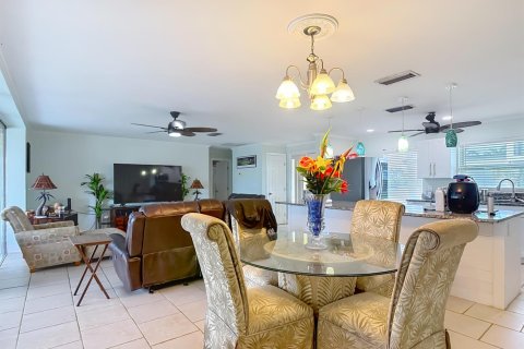 House in Cape Coral, Florida 3 bedrooms, 138.24 sq.m. № 2387211 - photo 18