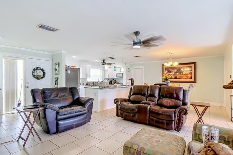 House in Cape Coral, Florida 3 bedrooms, 138.24 sq.m. № 2387211 - photo 9