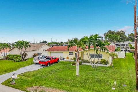 House in Cape Coral, Florida 3 bedrooms, 138.24 sq.m. № 2387211 - photo 15
