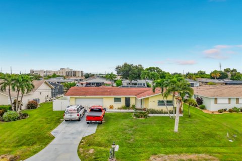 House in Cape Coral, Florida 3 bedrooms, 138.24 sq.m. № 2387211 - photo 13