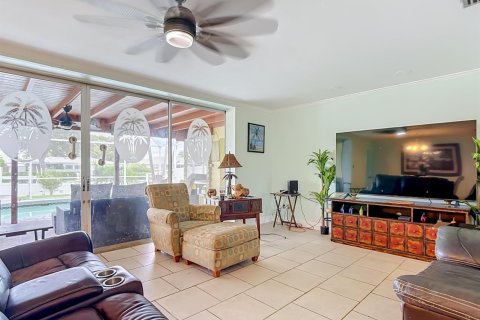 House in Cape Coral, Florida 3 bedrooms, 138.24 sq.m. № 2387211 - photo 14