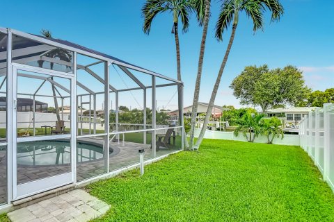 House in Cape Coral, Florida 3 bedrooms, 138.24 sq.m. № 2387211 - photo 5