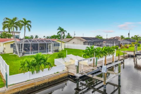 House in Cape Coral, Florida 3 bedrooms, 138.24 sq.m. № 2387211 - photo 3