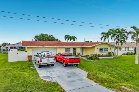 House in Cape Coral, Florida 3 bedrooms, 138.24 sq.m. № 2387211 - photo 2
