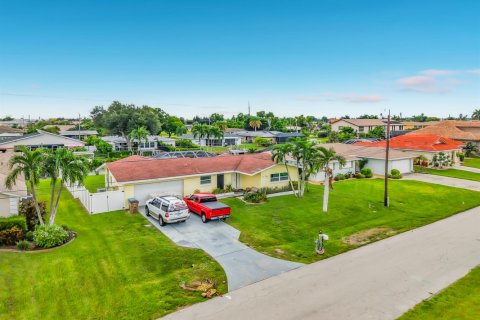 House in Cape Coral, Florida 3 bedrooms, 138.24 sq.m. № 2387211 - photo 11
