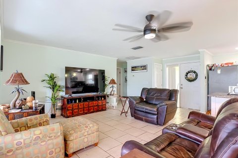 House in Cape Coral, Florida 3 bedrooms, 138.24 sq.m. № 2387211 - photo 10