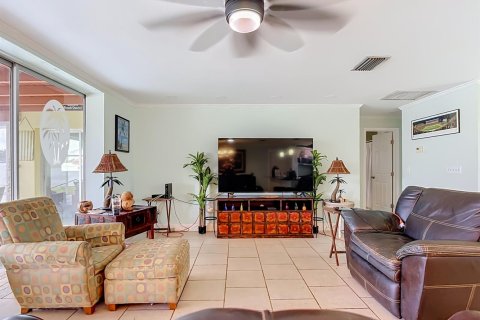 House in Cape Coral, Florida 3 bedrooms, 138.24 sq.m. № 2387211 - photo 12