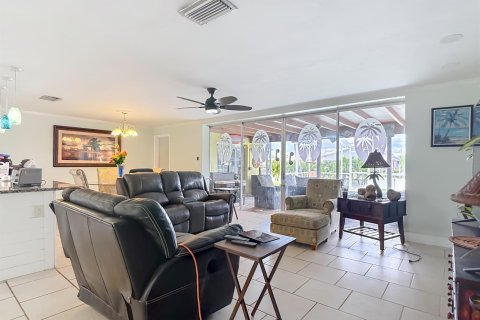 House in Cape Coral, Florida 3 bedrooms, 138.24 sq.m. № 2387211 - photo 8