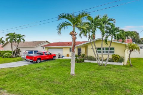 House in Cape Coral, Florida 3 bedrooms, 138.24 sq.m. № 2387211 - photo 17