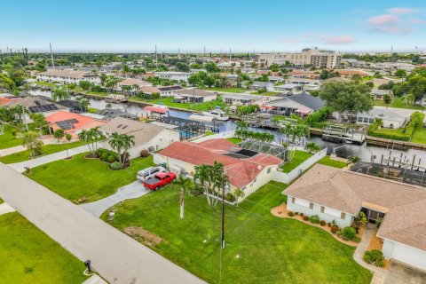 House in Cape Coral, Florida 3 bedrooms, 138.24 sq.m. № 2387211