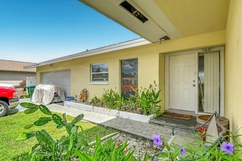 House in Cape Coral, Florida 3 bedrooms, 138.24 sq.m. № 2387211 - photo 7