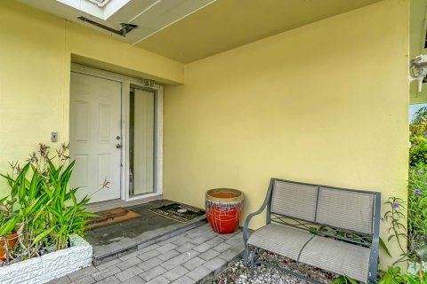 House in Cape Coral, Florida 3 bedrooms, 138.24 sq.m. № 2387211 - photo 6