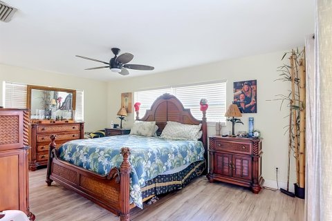 House in Cape Coral, Florida 3 bedrooms, 138.24 sq.m. № 2387211 - photo 25