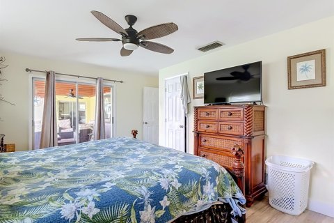 House in Cape Coral, Florida 3 bedrooms, 138.24 sq.m. № 2387211 - photo 22