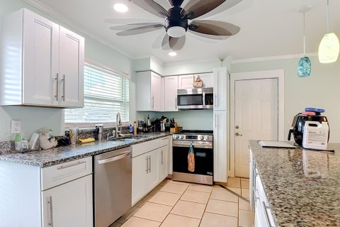 House in Cape Coral, Florida 3 bedrooms, 138.24 sq.m. № 2387211 - photo 21