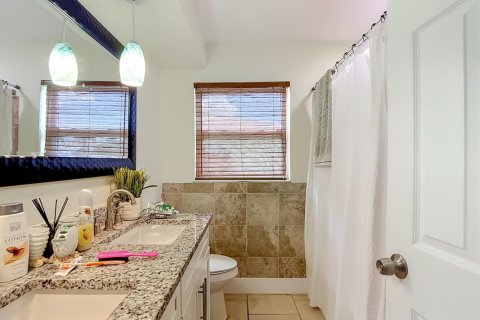House in Cape Coral, Florida 3 bedrooms, 138.24 sq.m. № 2387211 - photo 30