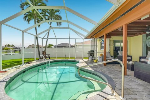 House in Cape Coral, Florida 3 bedrooms, 138.24 sq.m. № 2387211 - photo 4