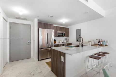Condominio en alquiler en Miami, Florida, 2 dormitorios, 96.43 m2 № 2055622 - foto 2