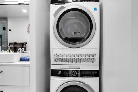 Condo in Hallandale Beach, Florida, 2 bedrooms № 1988993 - photo 23