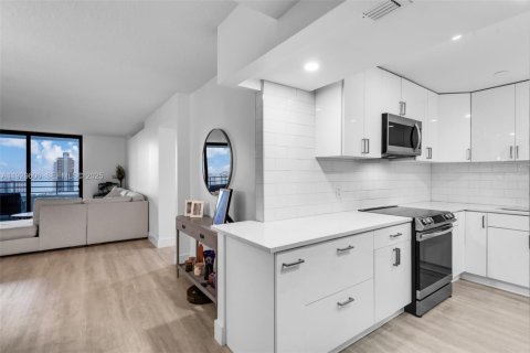 Condo in Hallandale Beach, Florida, 2 bedrooms № 1988993 - photo 12