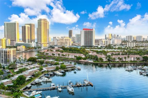 Condo in Hallandale Beach, Florida, 2 bedrooms № 1988993 - photo 27