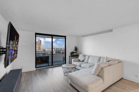 Condo in Hallandale Beach, Florida, 2 bedrooms № 1988993 - photo 4