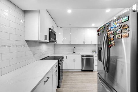 Condo in Hallandale Beach, Florida, 2 bedrooms № 1988993 - photo 13