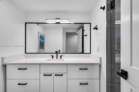 Condo in Hallandale Beach, Florida, 2 bedrooms № 1988993 - photo 21