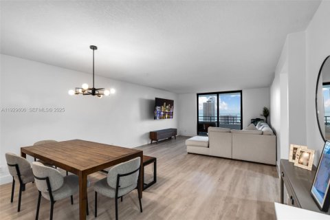 Condo in Hallandale Beach, Florida, 2 bedrooms № 1988993 - photo 3