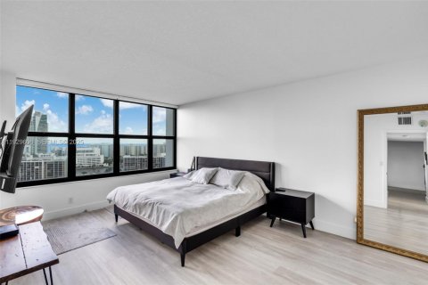 Condo in Hallandale Beach, Florida, 2 bedrooms № 1988993 - photo 16