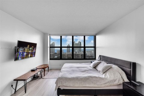 Condo in Hallandale Beach, Florida, 2 bedrooms № 1988993 - photo 17