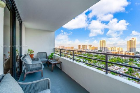 Condo in Hallandale Beach, Florida, 2 bedrooms № 1988993 - photo 10