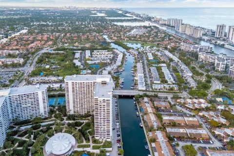 Condo in Hallandale Beach, Florida, 2 bedrooms № 1988993 - photo 28