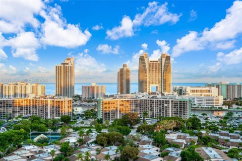 Condo in Hallandale Beach, Florida, 2 bedrooms № 1988993 - photo 1