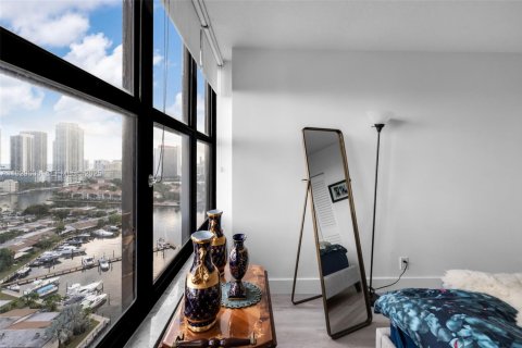 Condo in Hallandale Beach, Florida, 2 bedrooms № 1988993 - photo 24