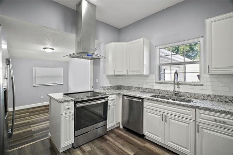 House in Eustis, Florida 3 bedrooms, 120.03 sq.m. № 2238784 - photo 15