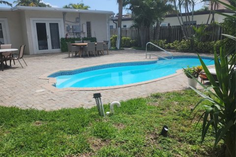 House in Lauderdale-by-the-Sea, Florida 3 bedrooms, 162.39 sq.m. № 354455 - photo 1