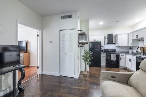 Condo in Tampa, Florida, 1 bedroom  № 1854345 - photo 13
